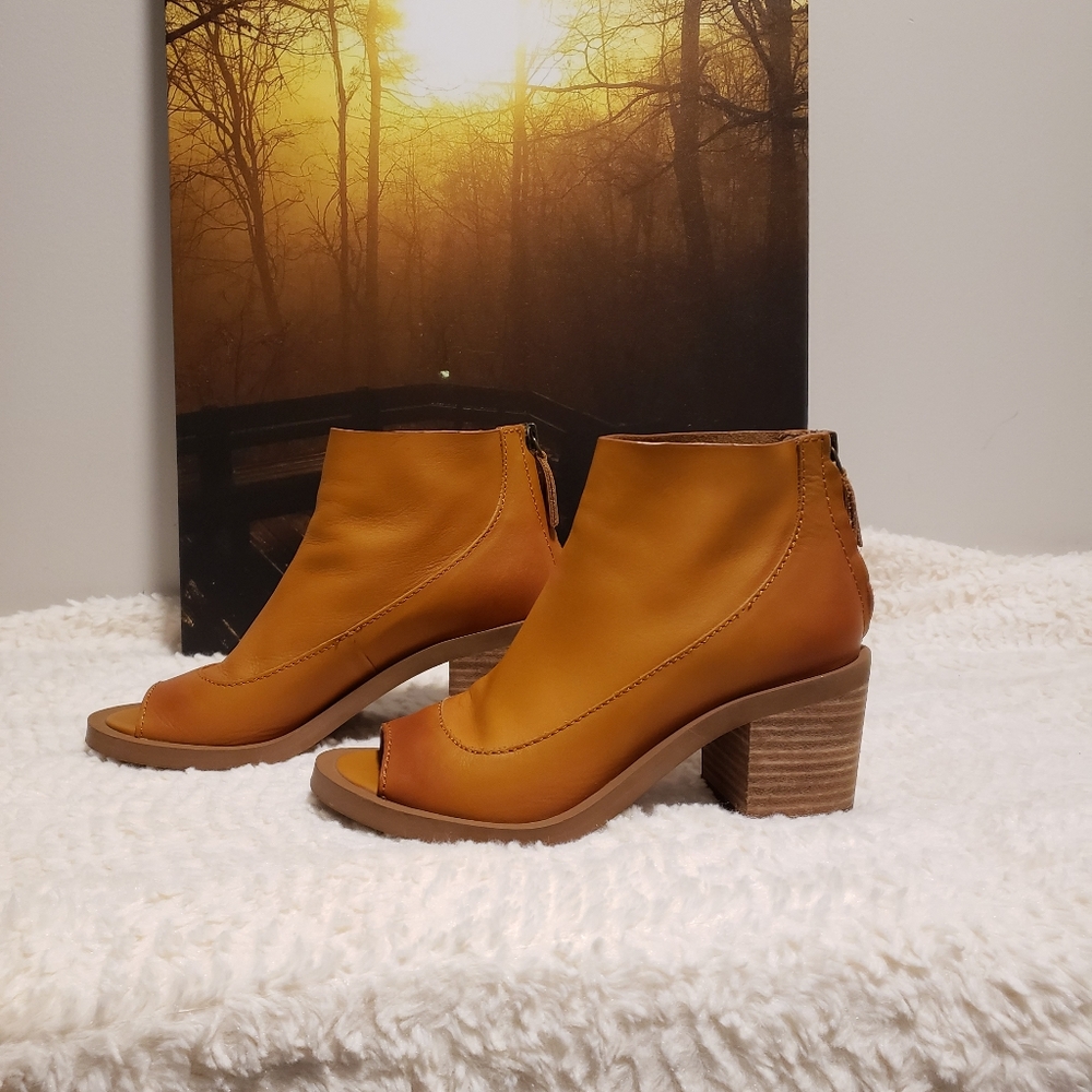 Kelsi Dagger Tan Shoes